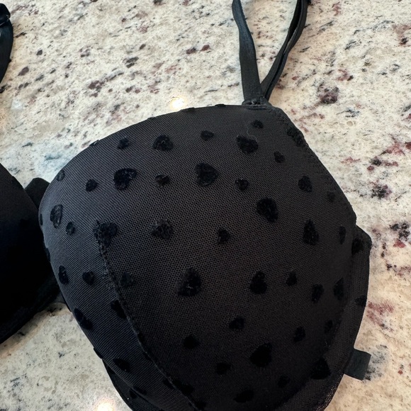 Victoria’s Secret black bra with velvet heart pattern - Picture 4 of 6